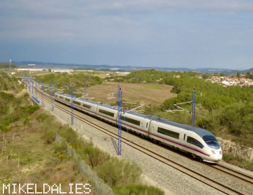 Tren AVE Serie 103 de Renfe en la ruta Madrid-Figueres, pasando por Gelida
