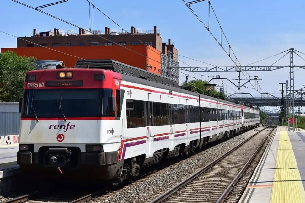 Tren Cercanías 446 de Renfe recién limpiado en la estación