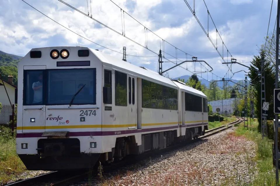 Tren Cercanías 2400 en estación de Asturias