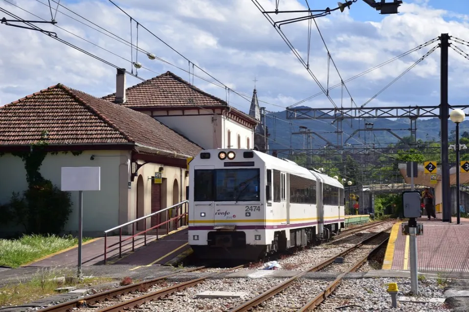 Tren Cercanías 2400 en movimiento por Asturias