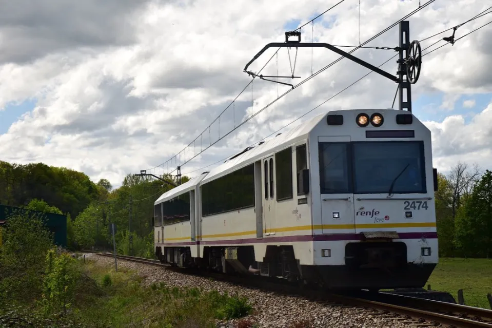 Tren Cercanías 2400 en estación de Oviedo