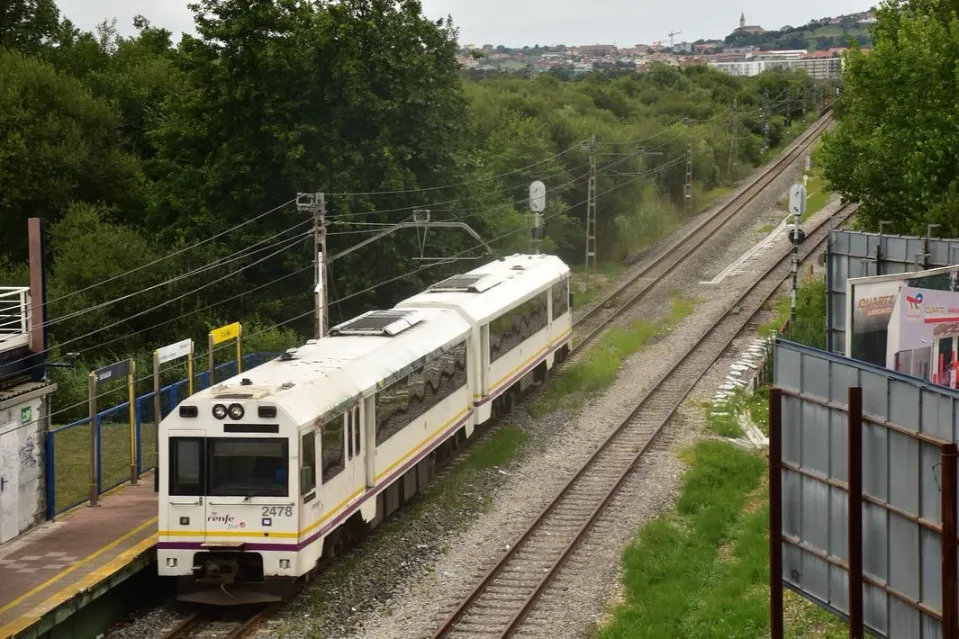 Tren FEVE 2400 recorriendo una vía estrecha en el norte de España
