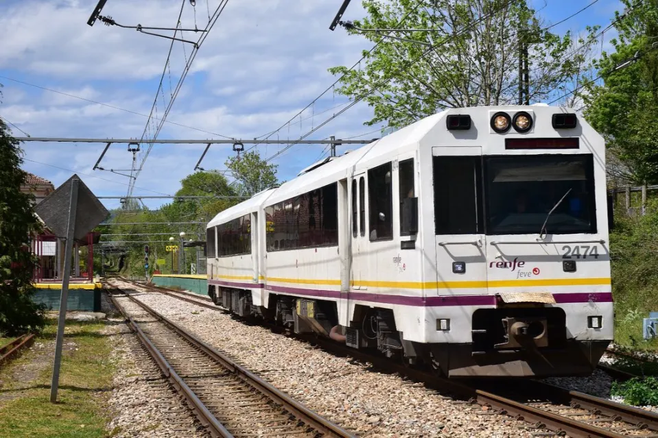 Unidad FEVE 2400 en la estación de Oviedo, lista para su próximo trayecto