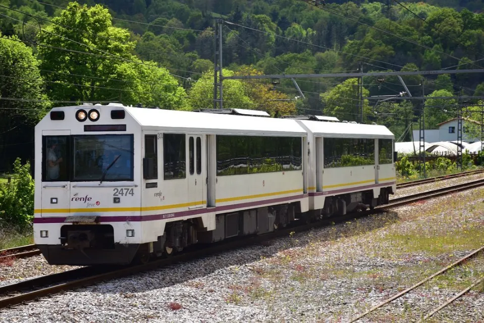 Tren FEVE Serie 2400 en servicio de cercanías