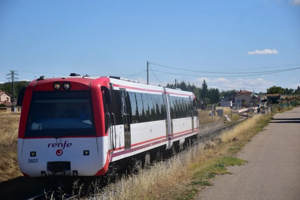 Tren 2600 de FEVE en San Feliz