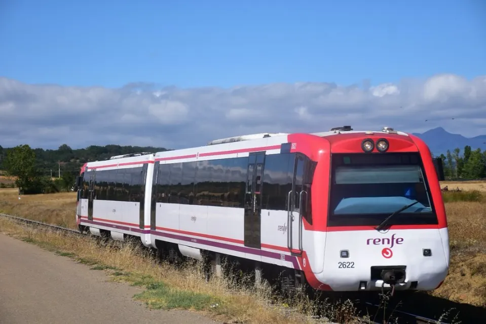 Tren serie 2600 de FEVE en San Feliz