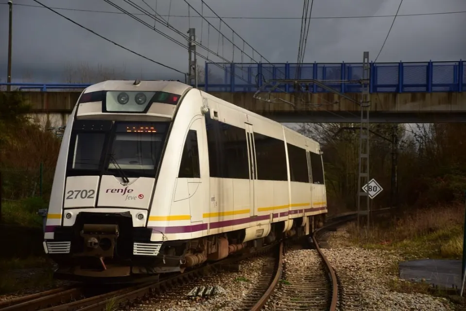 Tren FEVE Serie 2700 en Riañes