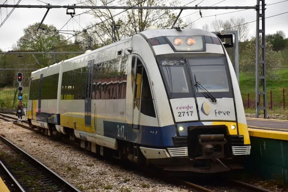 Trenes 2717 y 2718 de FEVE en Nava