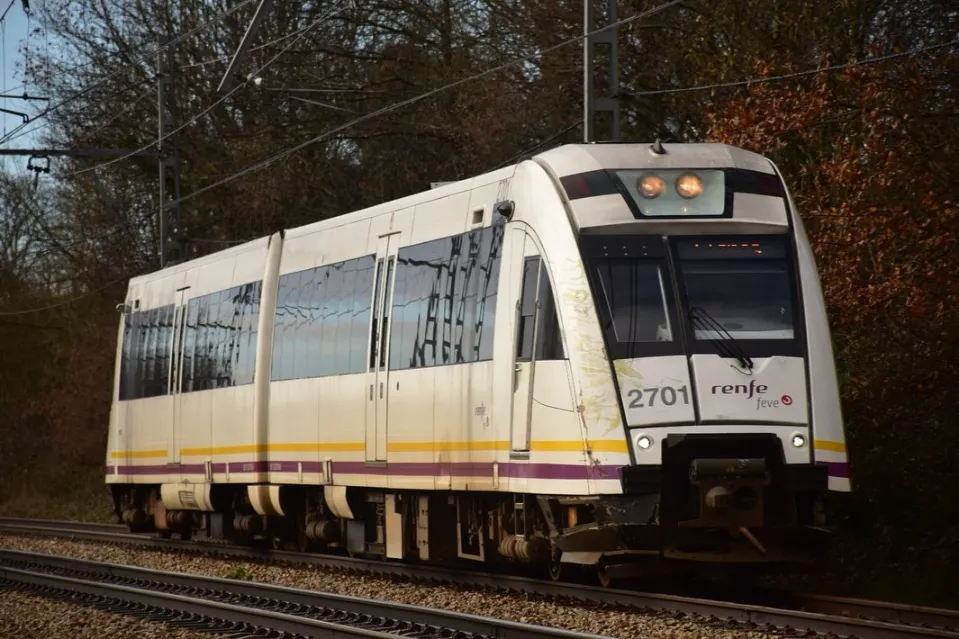 Tren de cercanías FEVE serie 2700 en Riañes, Asturias