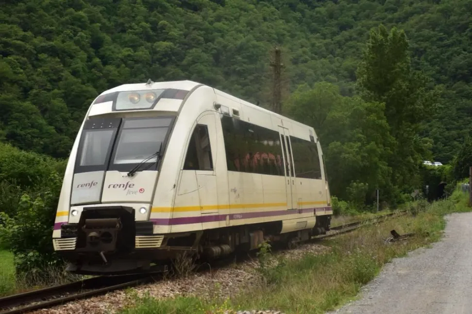 Tren FEVE Serie 2900 en Levinco