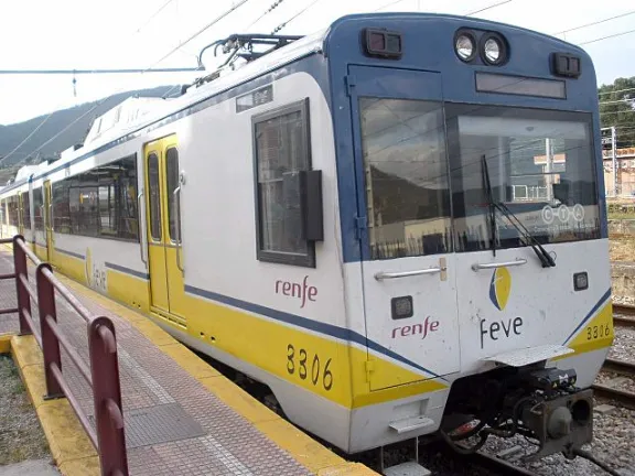 Tren de la serie 3300 de FEVE en servicio de cercanías