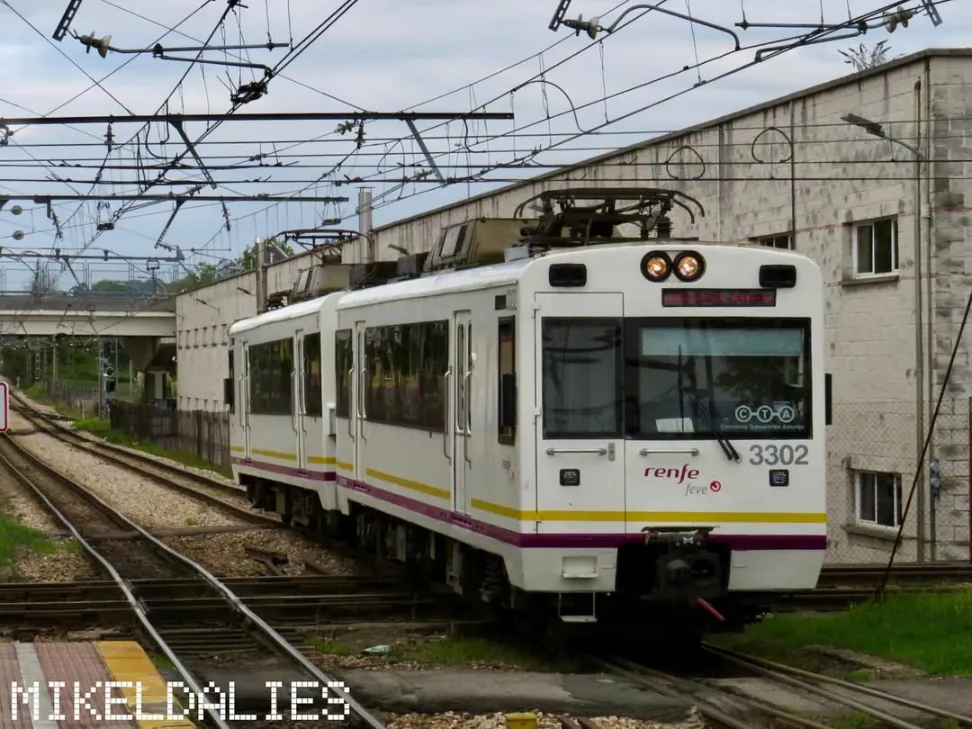 Tren FEVE Serie 3300 en la estación de El Berrón