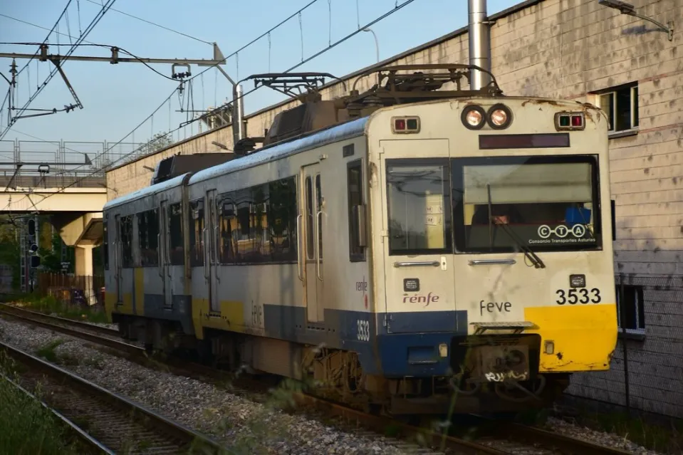 Tren de la serie 3500 de FEVE en el cruce de El Berrón