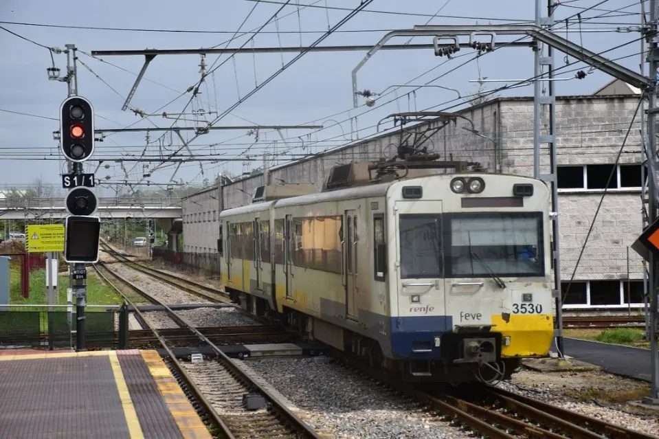 Unidad 3500 de FEVE en la estación de El Berrón