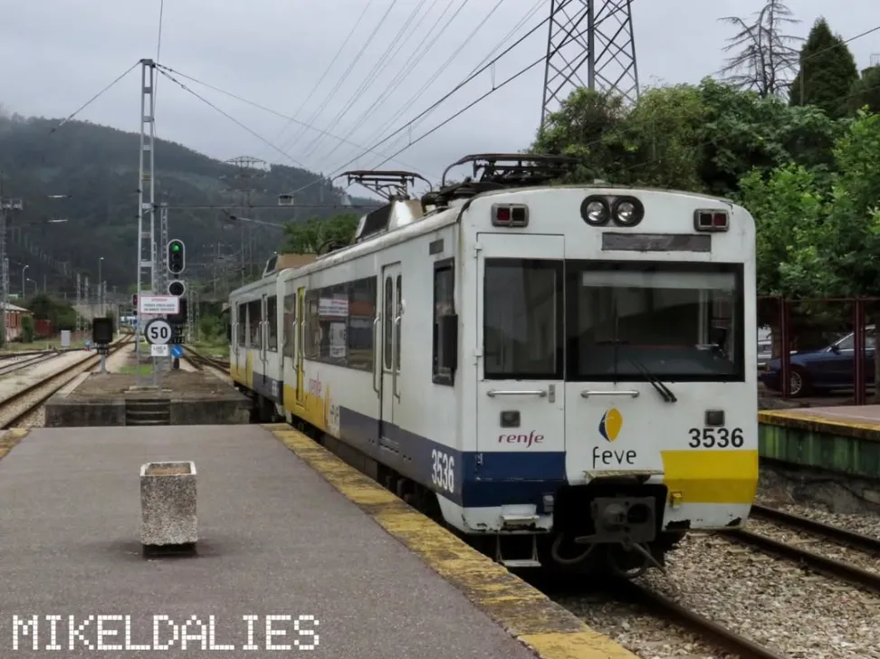 Tren 3536 de FEVE saliendo de Pravia en la línea de cercanías entre Cudillero y Gijón