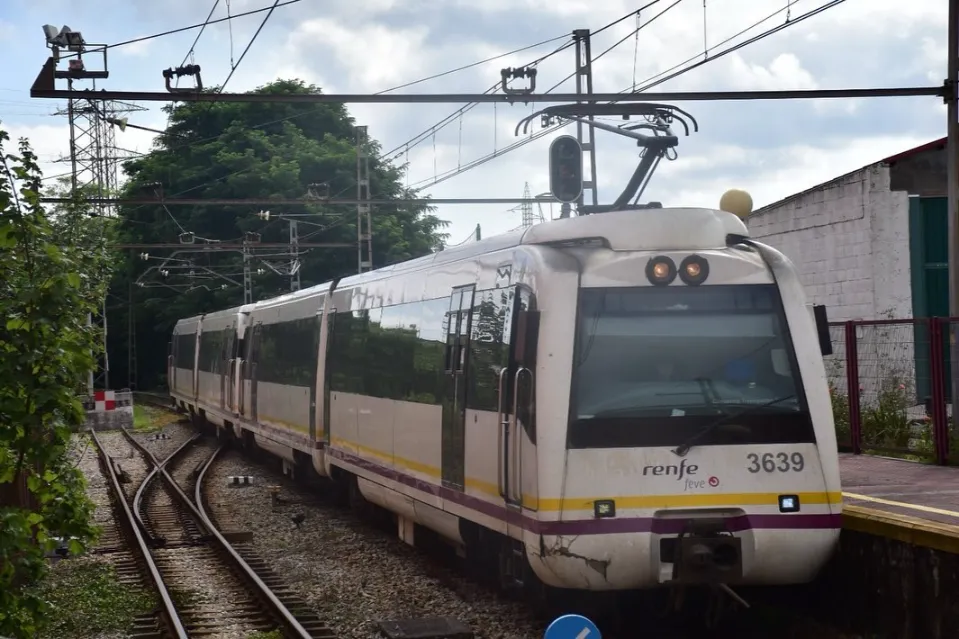 Tren de la serie 3600 de FEVE en Asturias