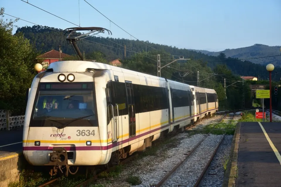 Tren de cercanías de FEVE en servicio en Asturias