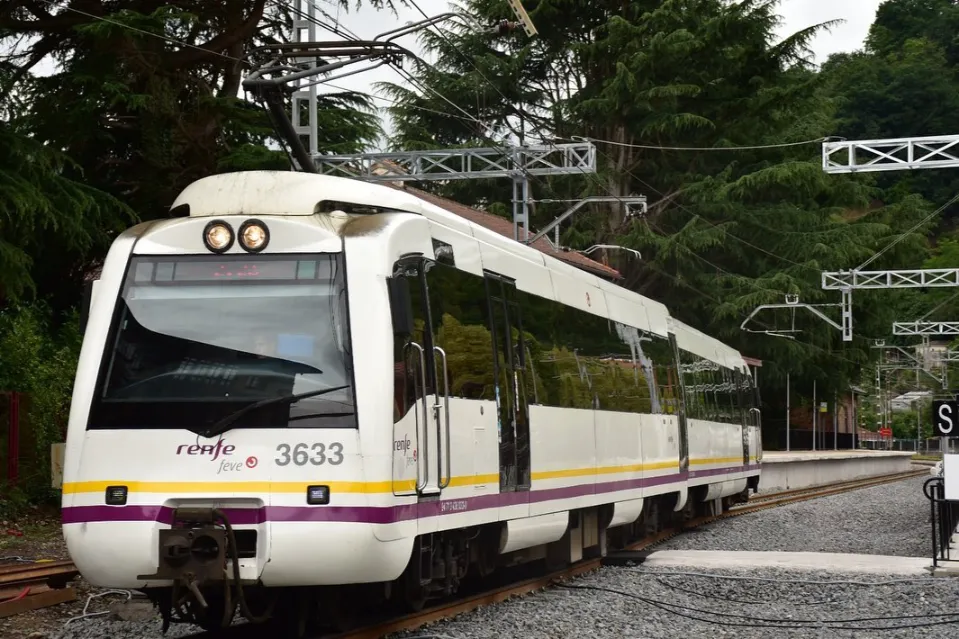 Tren de cercanías de FEVE en Sotrondio, Asturias