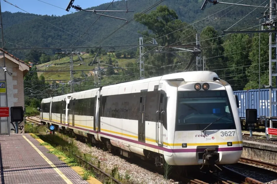 Tren de la serie 3600 de FEVE operando en Asturias