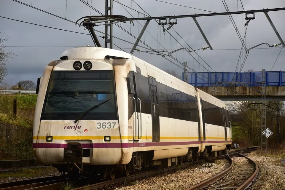 Tren de la serie 3600 de FEVE en Riañes, Asturias