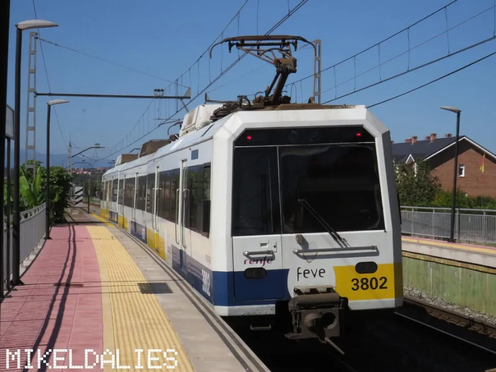 Tren 3800-02 de FEVE saliendo de Mar en la línea de cercanías entre Santander y Cabezón de la Sal