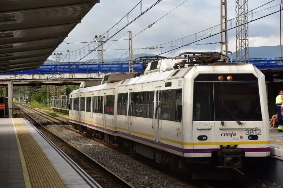 Tren FEVE Serie 3800 en servicio activo