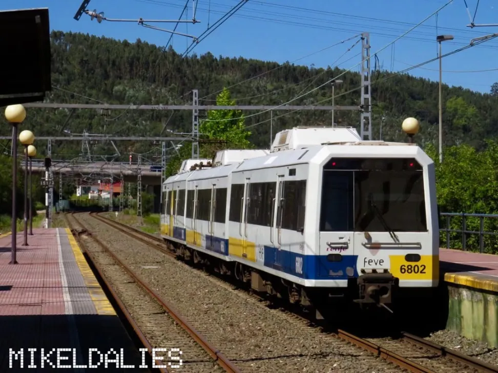 Tren 3802 de FEVE saliendo de Virgen de la Peña en la línea de cercanías entre Cabezón de la Sal y Santander