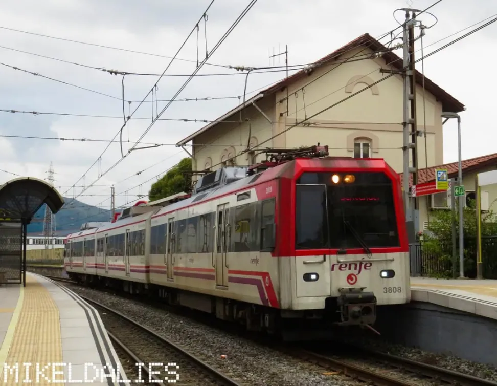 Tren 3808 de FEVE estacionado en Maliaño, servicio de cercanías en Cantabria