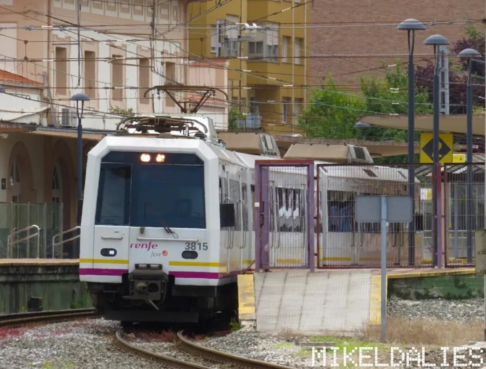 Tren FEVE Serie 3800 saliendo de la estación Torrelavega-Centro hacia Cabezón de la Sal y Santander