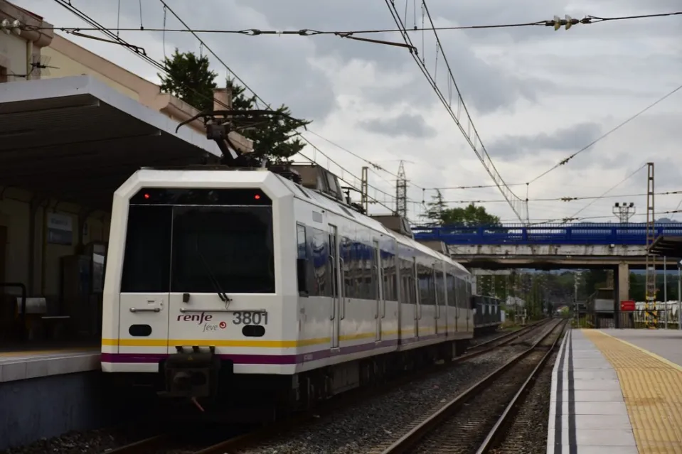 Unidad de tren eléctrico FEVE Serie 3800 en servicio de cercanías en Cantabria