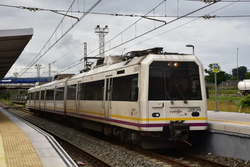 Tren FEVE Serie 3802 operando en la línea de cercanías de Cantabria