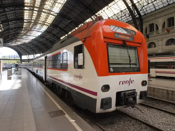 Tren Cercanías 448 de Renfe en la estación de Asturias