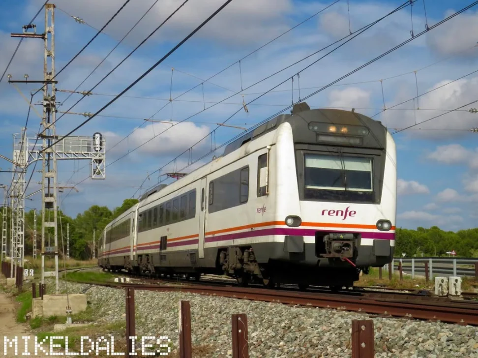 Unidad 448 de Renfe saliendo de Riudecanyes en la línea regional Barcelona-Franca a Zaragoza