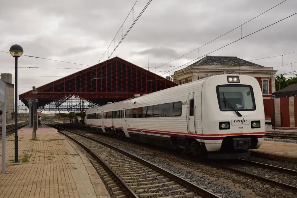 Tren TRD de Renfe estacionado en una estación de Media Distancia