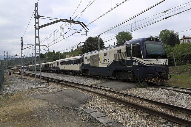 Expreso de Robla - Salón-bar del tren con ambiente elegante y servicio de bebidas premium